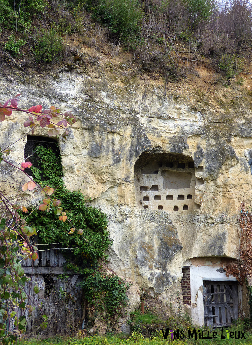 Anciennes caves de tuffeau dans la Sarthe